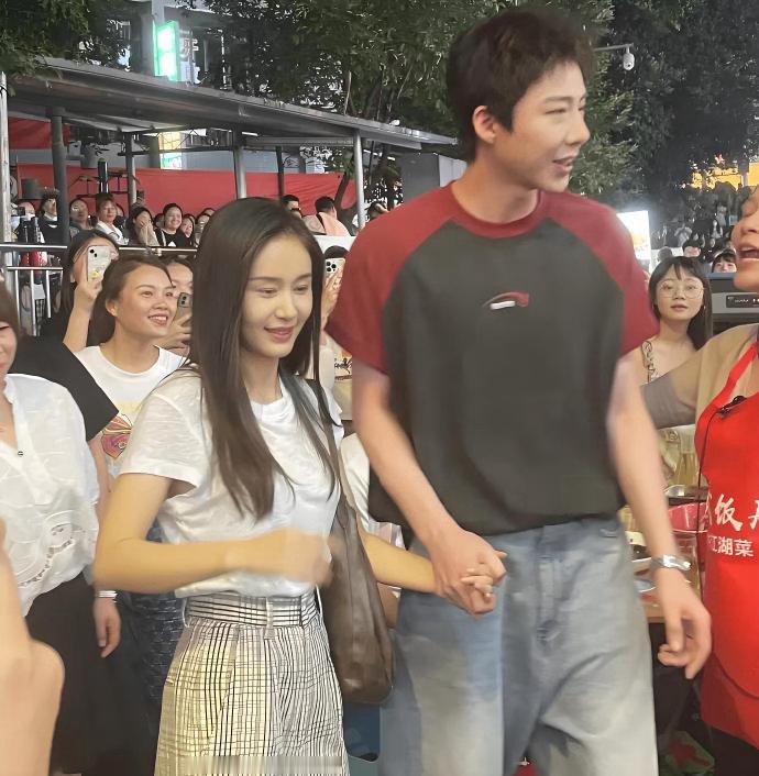 老天呐，差点没认出来。真人比电视上还要漂亮几十倍 