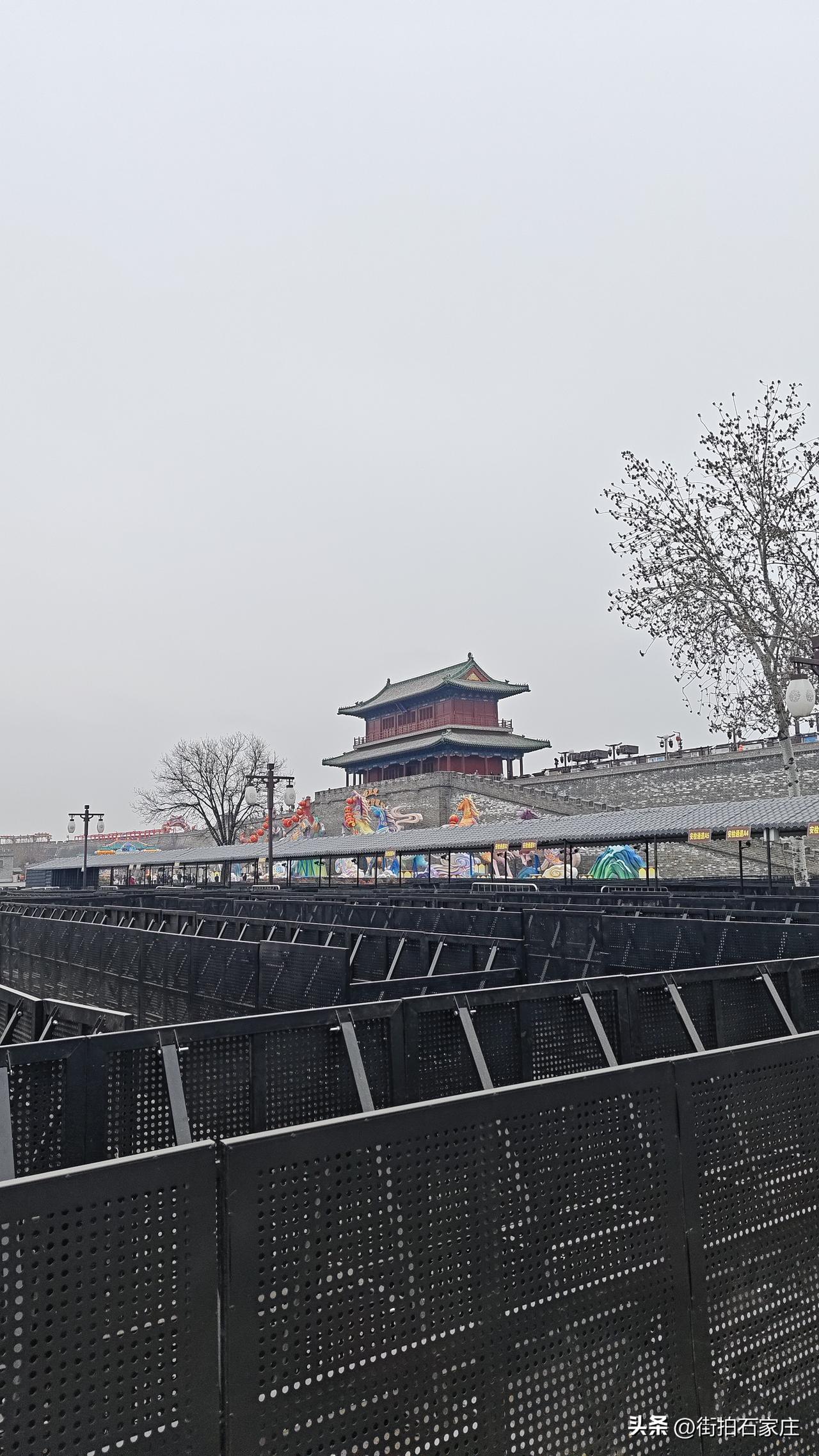 正定真火了一把，游客非常多，去南城门，都需要排队！
可是我觉得游客，大部分都是石