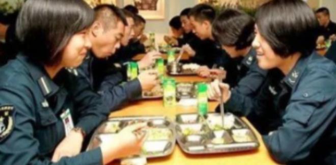 山东舰一天吃掉20头猪，烧光200万油钱，“养航母”到底多烧钱？在中国沿海，30