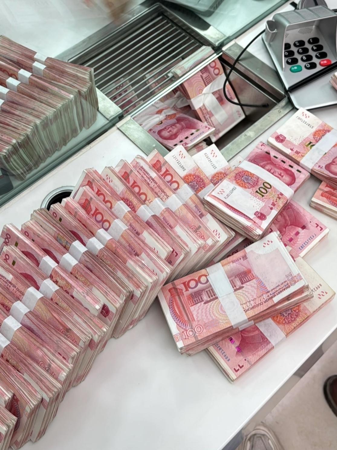 现在，
如果你要去银行存钱，
千万不要傻乎乎的说你要存定期，首先你要确定的是你存