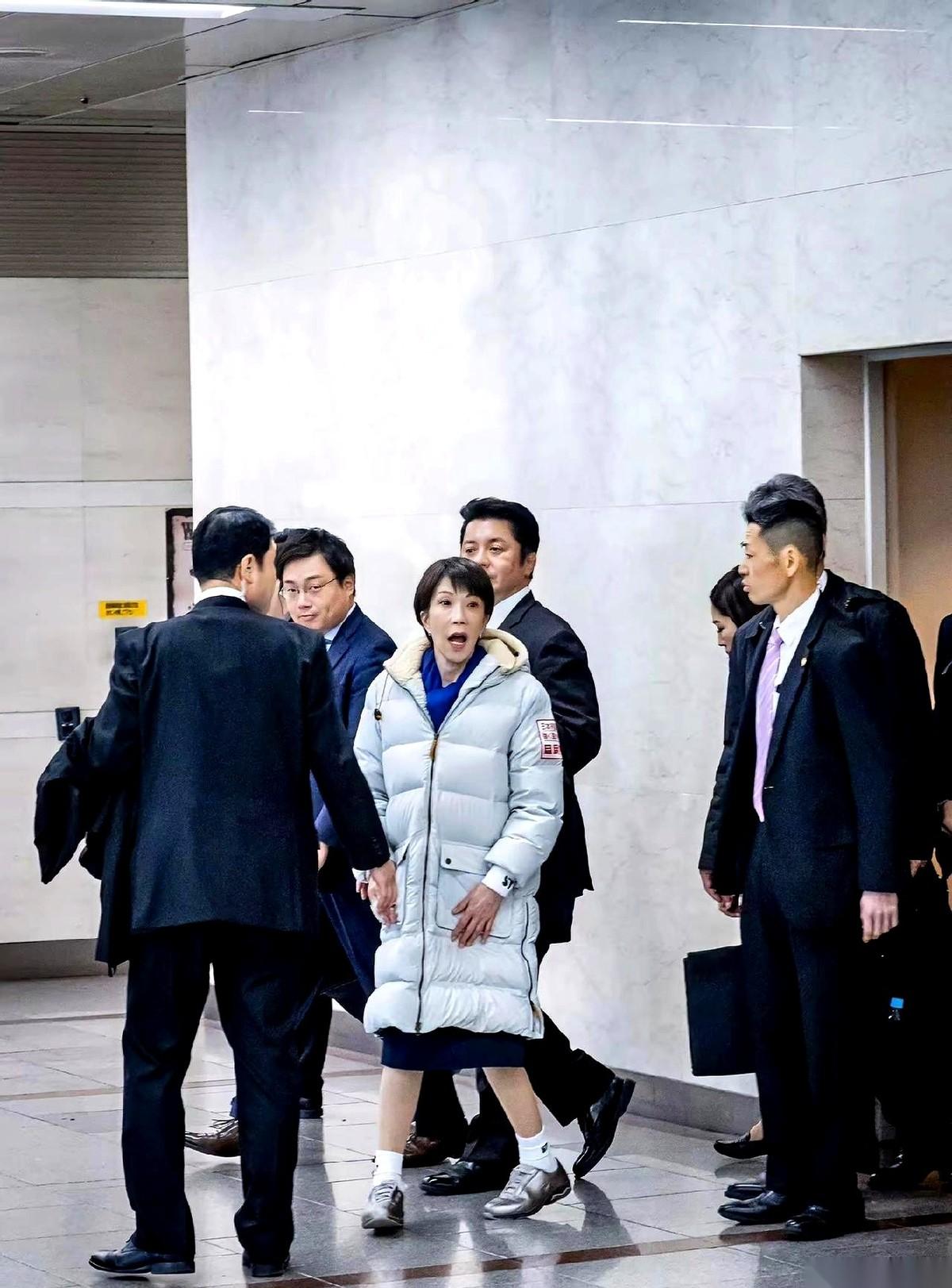 要不说政治这潭水深呢。
眼瞅着就要上电视跟人“华山论剑”了，大结局前最后一集，主