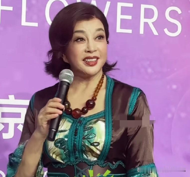 刘晓庆这状态着实令人惊喜！75岁亮相百花奖时，走起路来气场强大，笑容自信又大方。