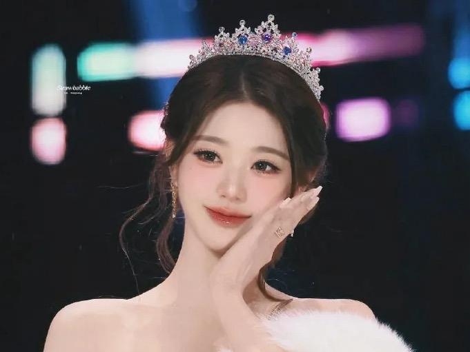 一直以完美表情管理封神的偶像张元英，在直播中展现出诸多反差萌瞬间，如误以为蝴蝶结