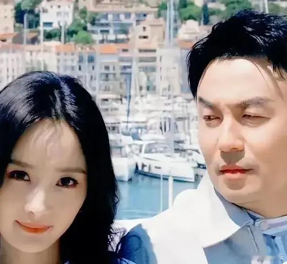 被雷佳音的眼神笑死，这么大的太阳，你（杨幂）是怎么把眼睛👀睁得的那么大的？ ​