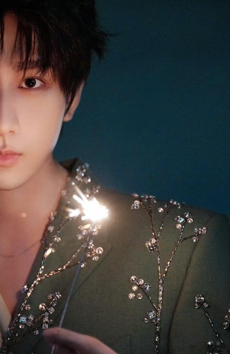 R成毅赴山海cy成毅明月高悬夜空，眼下是春天。我想起了你，内心是完整的。成毅｜赴