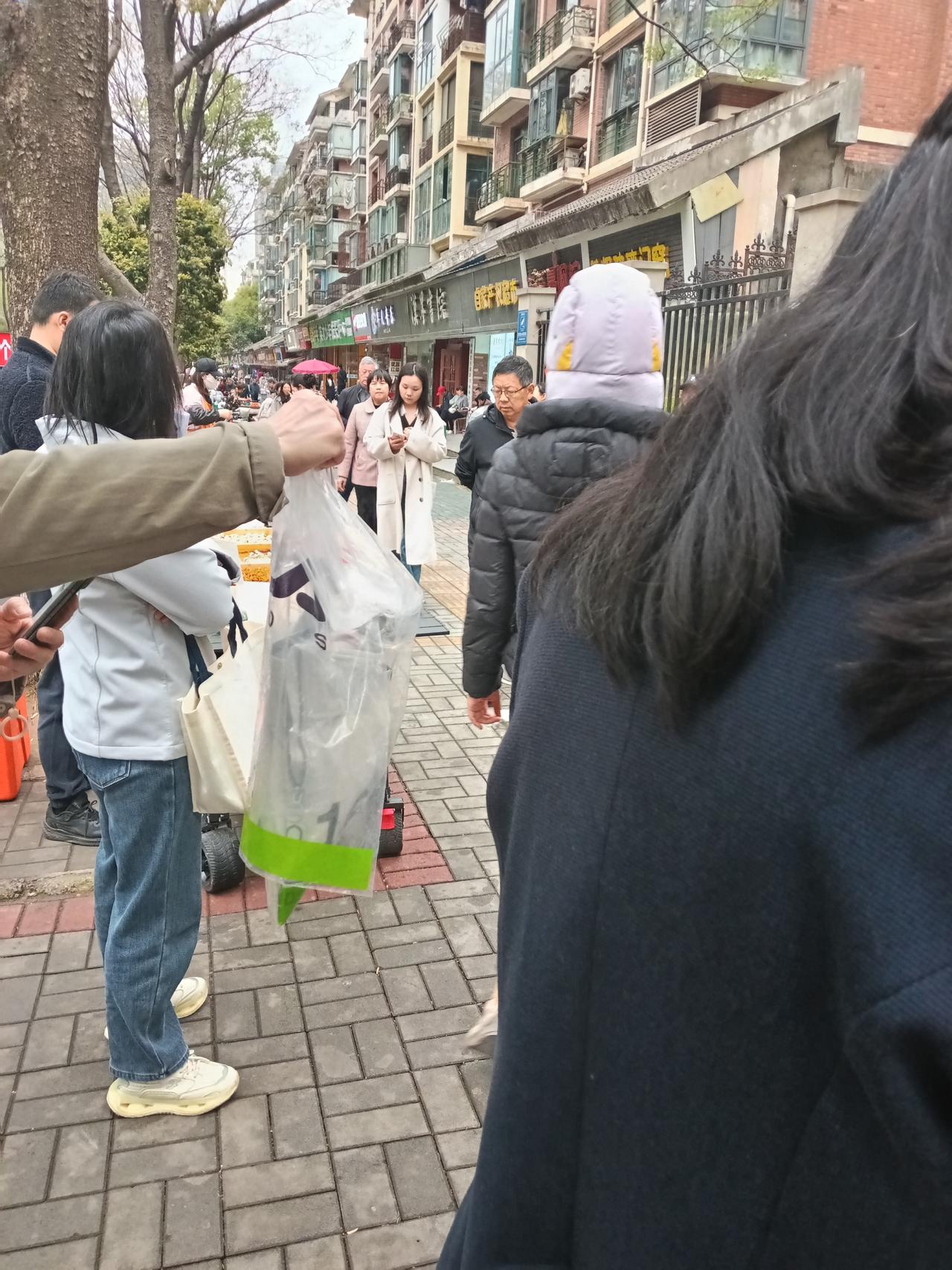 许多单位，年轻人裁员，出来做生意的排成行，为了生活，有的年轻人，能吃苦，一天干几