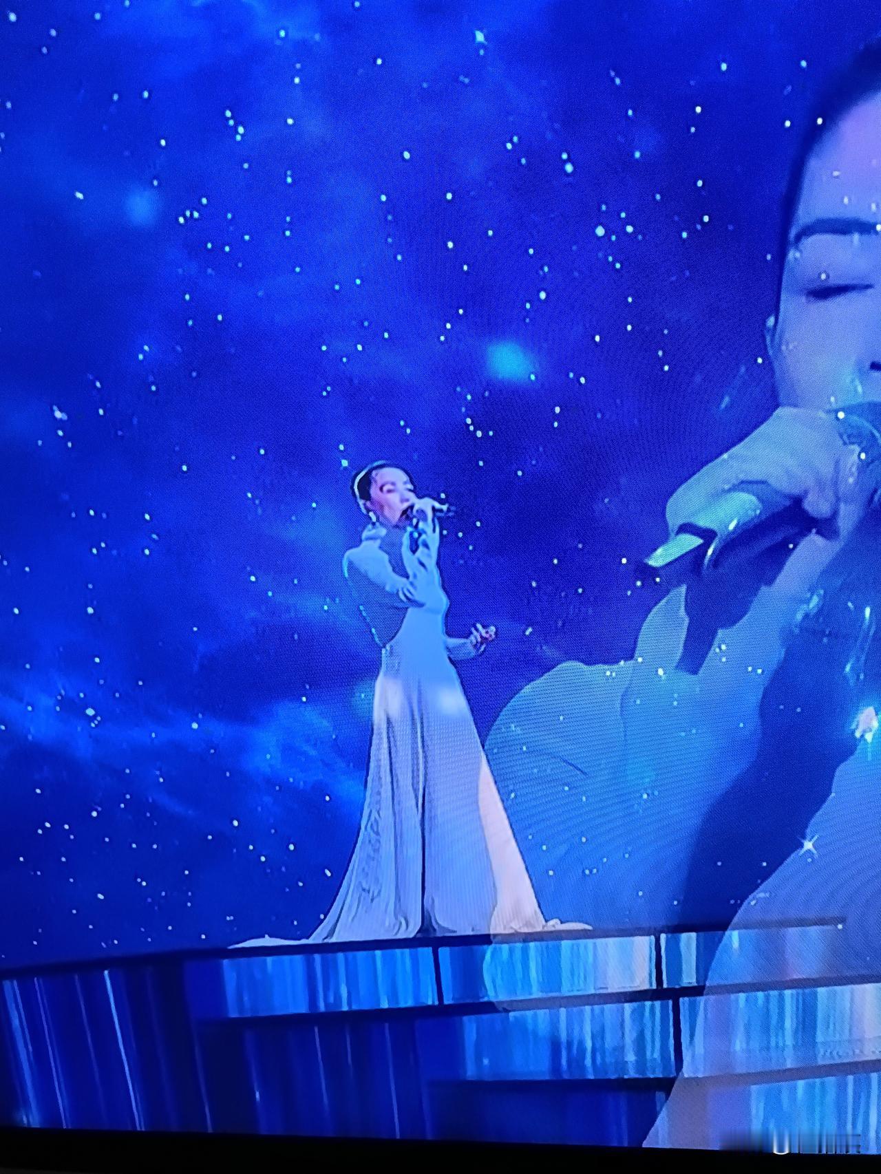 今年看春晚，就为了等王菲[比心]
她六次春晚：
  ·1998年：与那英合唱《相