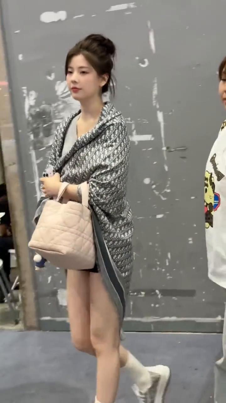 周春晓来了。
周春晓来了。
头散开。