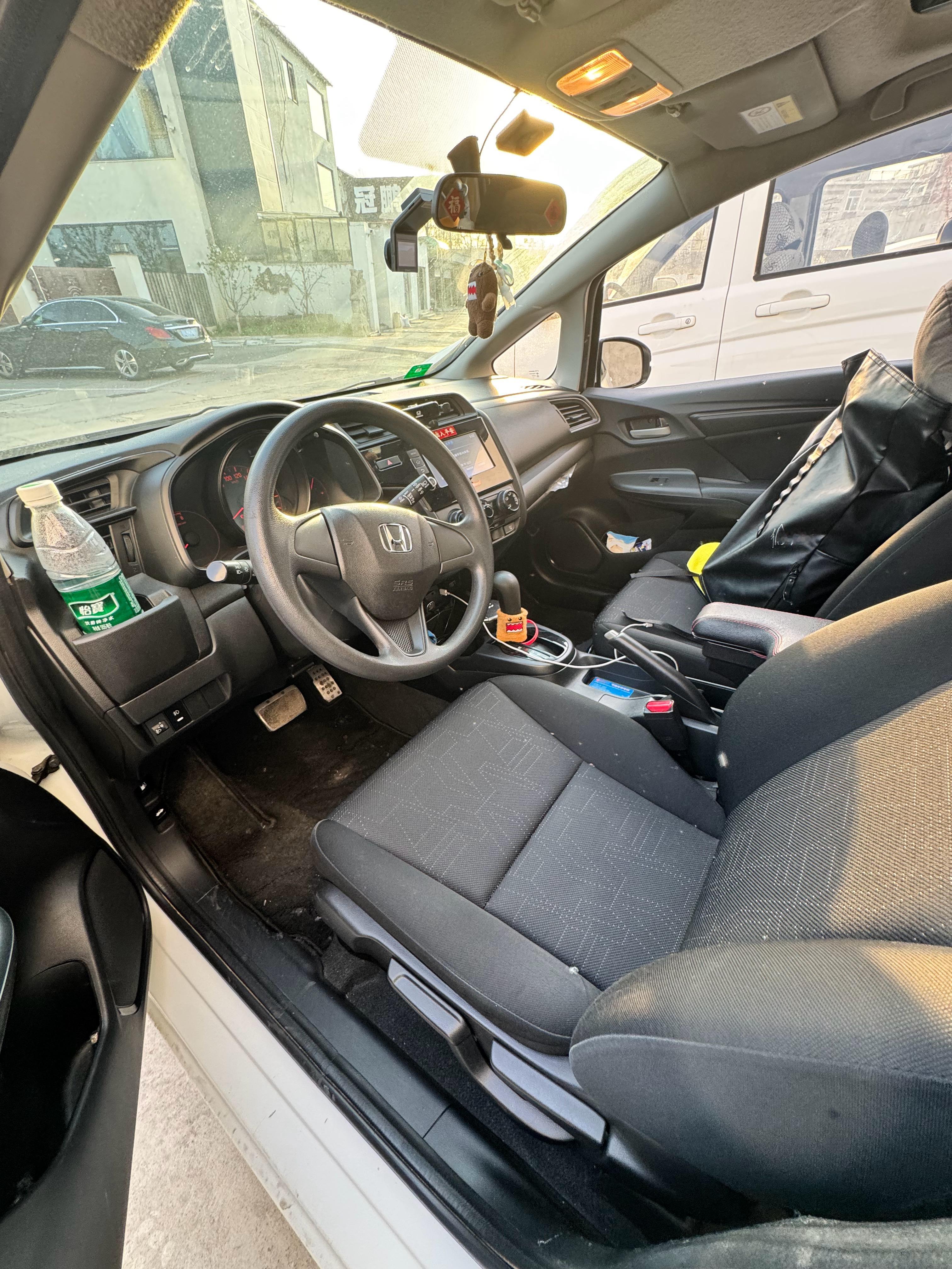 本来想开窗通风没想到一上车迎来了一车柳絮毛子前两天洗车白洗了 北京