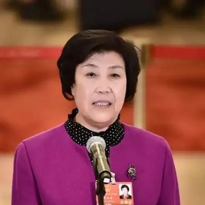 1980年，33岁的郭凤莲被叫进大寨党支部办公室。上级来得能听见自己的心跳，她没