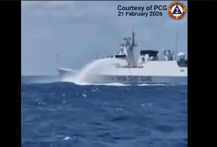 开炮真管用！中国海警船果断开炮，菲律宾50多艘舰船立即鸟兽散，夺命而逃！

20