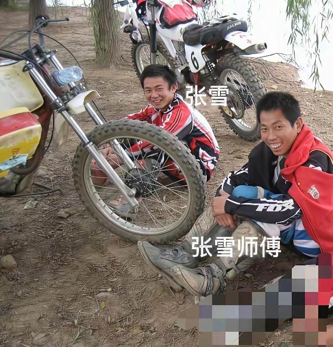 张雪的师傅牙哥，慧眼识人才！

20年前，张雪被所有车队拒收了，只有牙哥看中了张