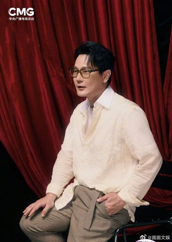 张信哲连唱2首经典老歌张信哲一开口回忆满满 张信哲你好时光音乐会舞台，直接把青春