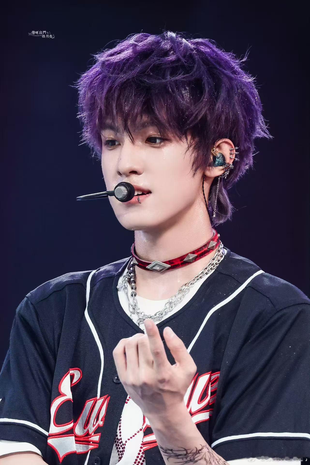 张泽禹 唇环紫发好男孩 张泽禹演唱会这段我可以笑一年！造型酷到没朋友结果被问是不