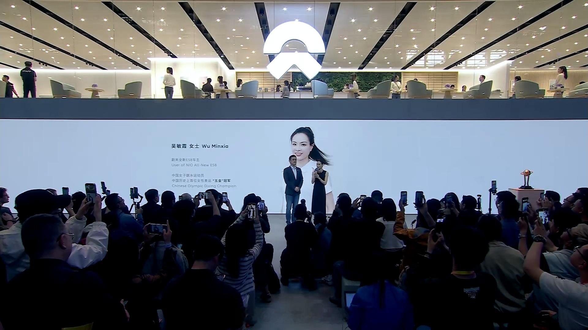 蔚来全新ES8玄金特别版迎来首位车主奥运冠军吴敏霞。 这次的新版本拥有极夜黑车身