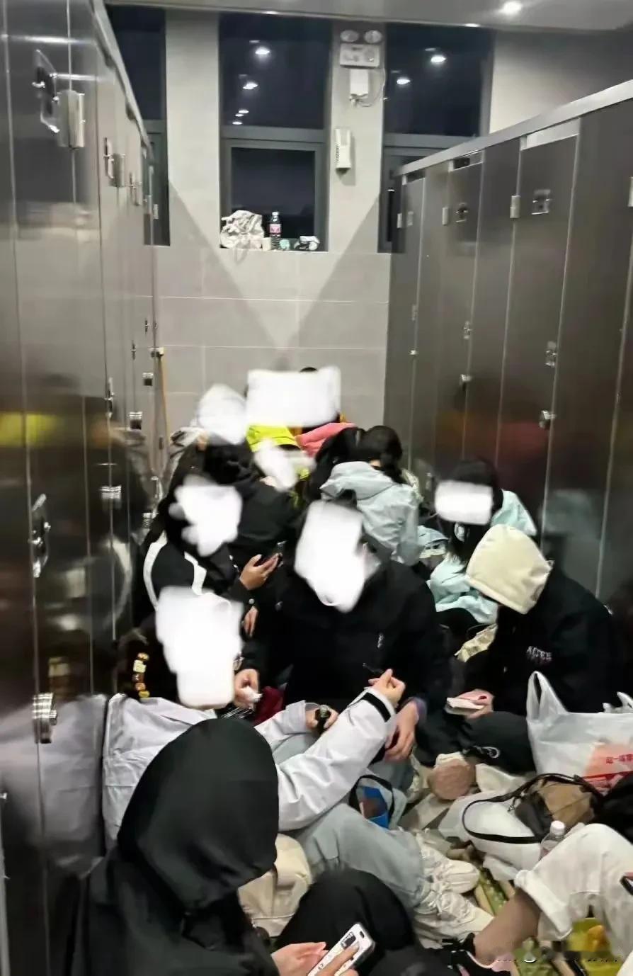 夜宿黄山厕所的人气图个啥？纯纯是为了黄山看日出或者多点时间欣赏黄山?
     
