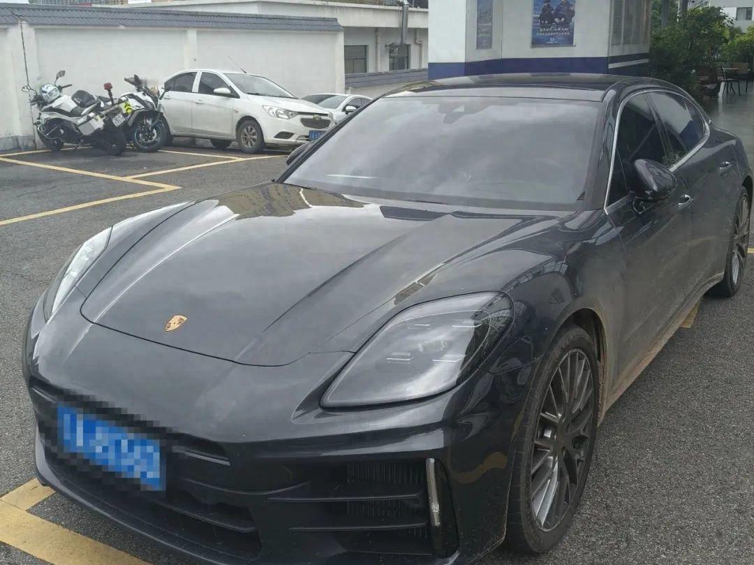 云南昆明，一女子惊讶的发现，她价值140多万的保时捷，明明停在公司停车场没开，可