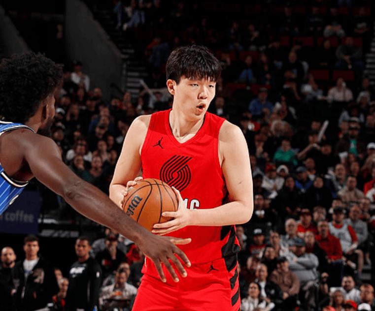 杨翰森重归开拓者，8分钟填满数据栏4分2板2助攻1断1帽，开拓者106-110不