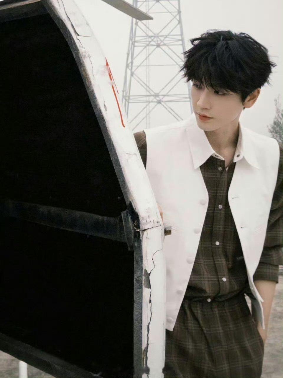 张凌赫ins更新直升机大片，清贵俊逸的豪门少爷回国！！太权威了 张凌赫