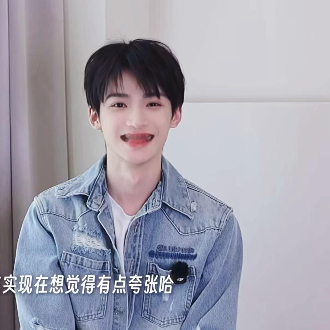这就是小朋友啊手舞足蹈的尼 