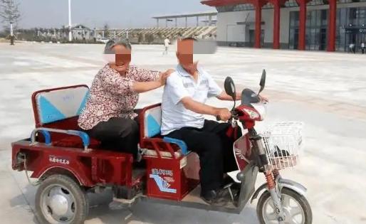 “离谱至极！”湖北咸宁一名七旬老人无证骑三轮摩托，未戴头盔还载着老伴，不慎撞上路