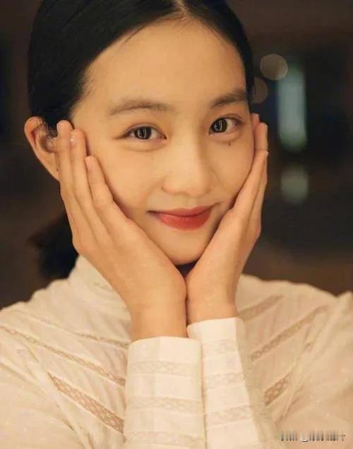 以前的黄多多：清纯、甜美、文艺、沉稳、气质如兰、身姿如竹……

美国留学后的黄多