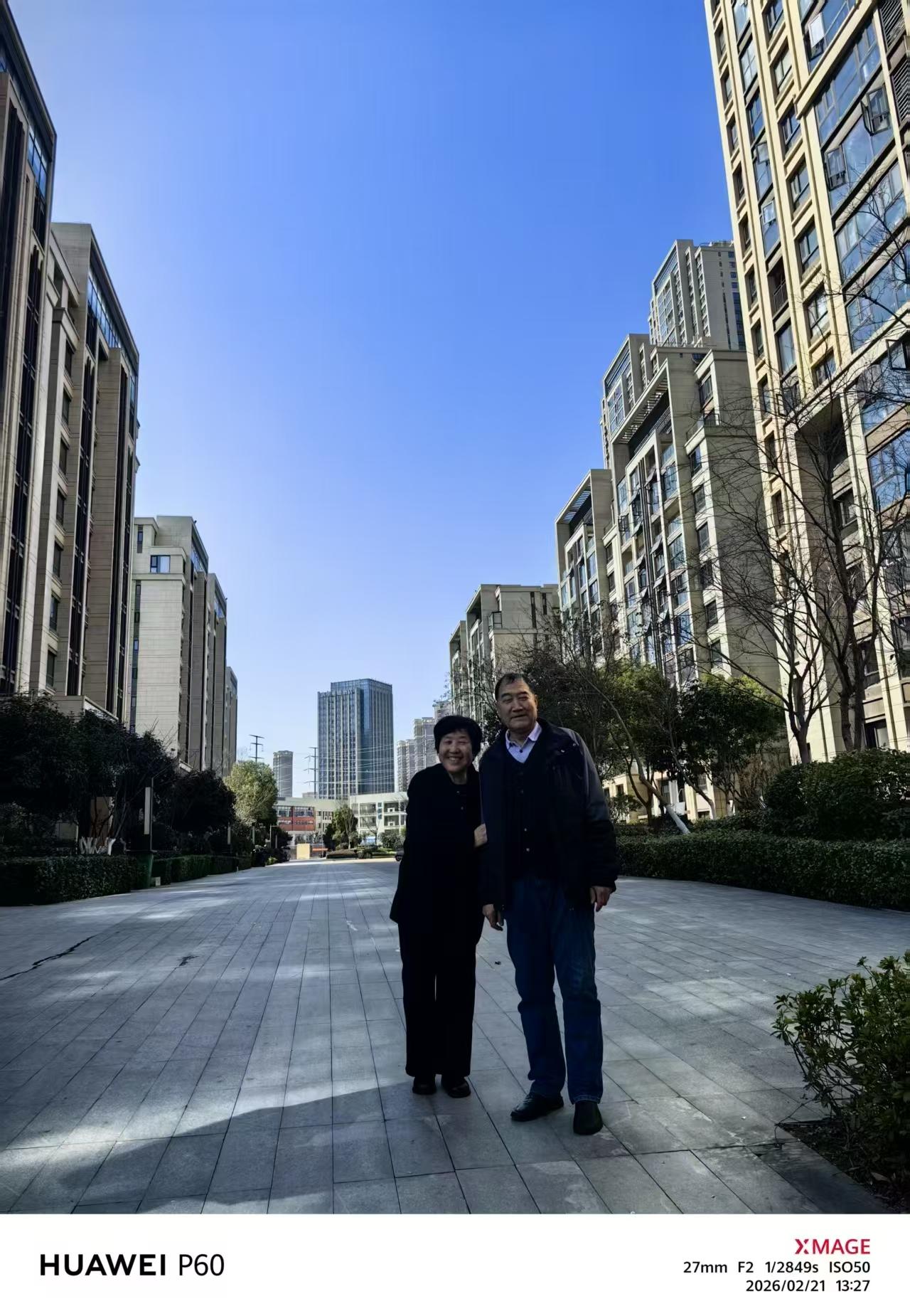 “夕阳下的浪漫时光，与爱人共赏城市美景”🌅💑🏙️