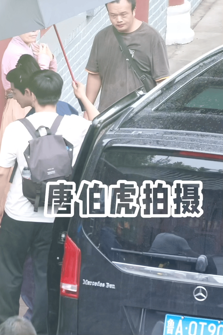 看到这个心里软软的对身边的工作人员从来没有明星的架子一直就是这么好的人🥹😭 