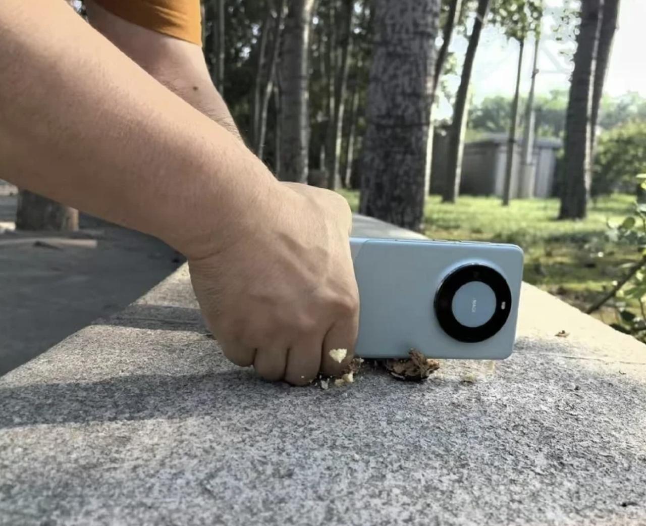 其实科技并不是高高在上的，像华为Mate60 Pro能砸核桃、钉钉子，这么耐用的
