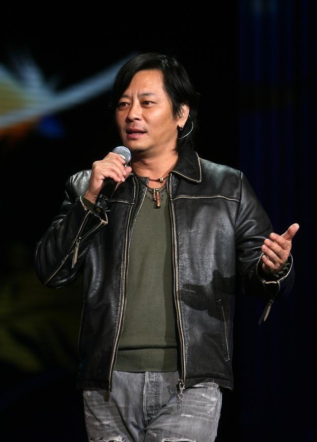 很多人以为孩子长大后家就散了，只有缺钱才打电话。可有这么一位歌手，从小就被父母彻