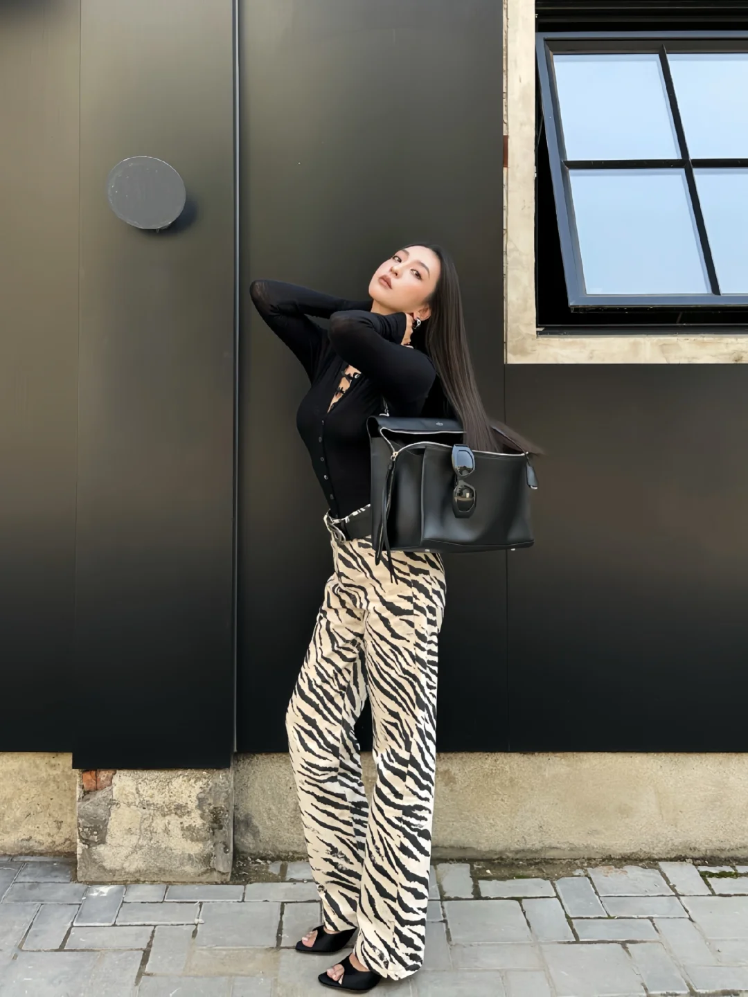 𝐃𝐢𝐯𝐞 𝐢𝐧𝐭𝐨 𝐛𝐥𝐚𝐜𝐤📓🦓