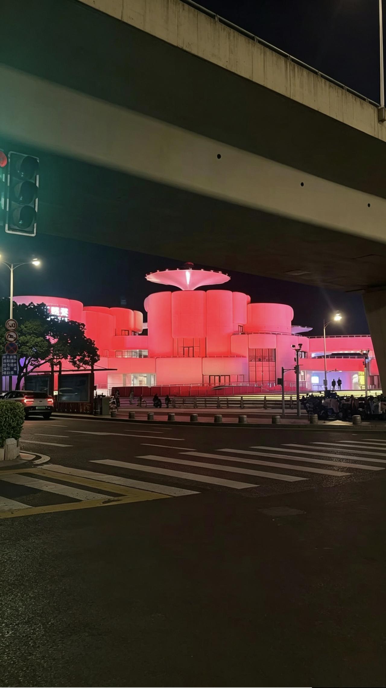 这里是南京啥地方，亮灯了怪好看的。[赞]