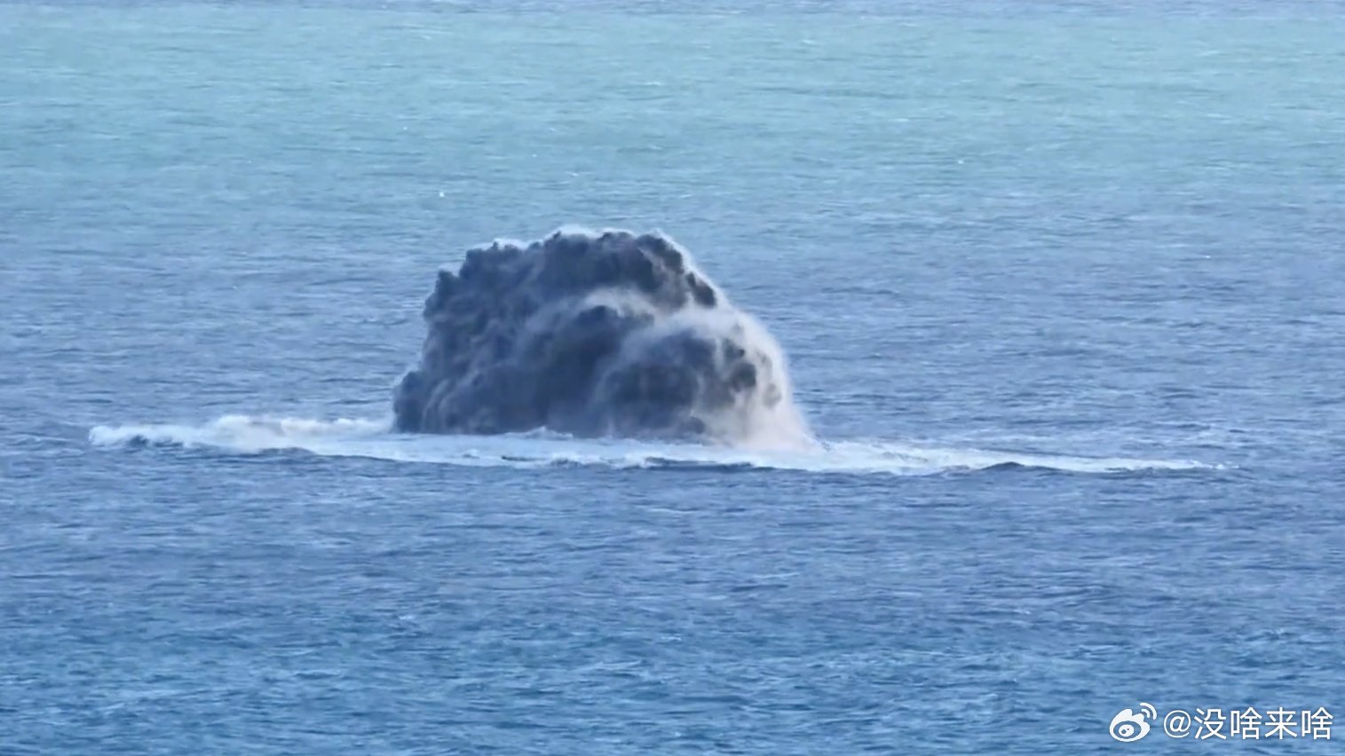 海底火山持续滴喷发新滴海岛 就诞生了......凤凰新闻【南太平洋海面沸腾，11