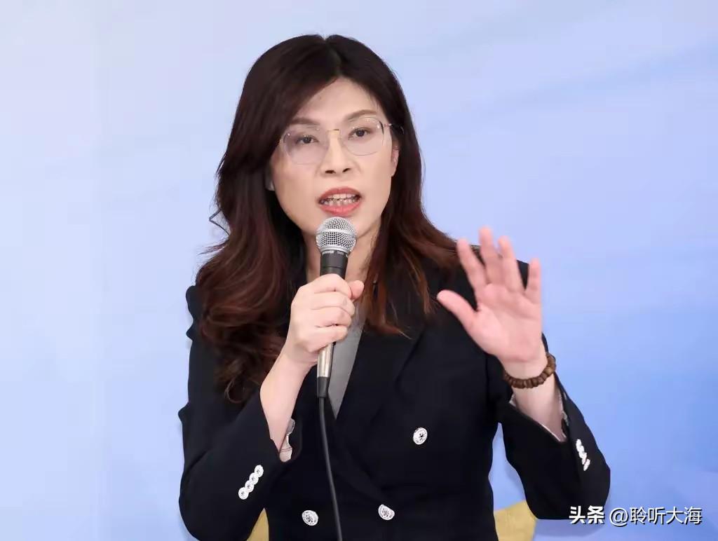 郑丽文这波操作，真的把人看气了。卢秀燕还没到美国，就开始喊“出访”“台美桥梁”，