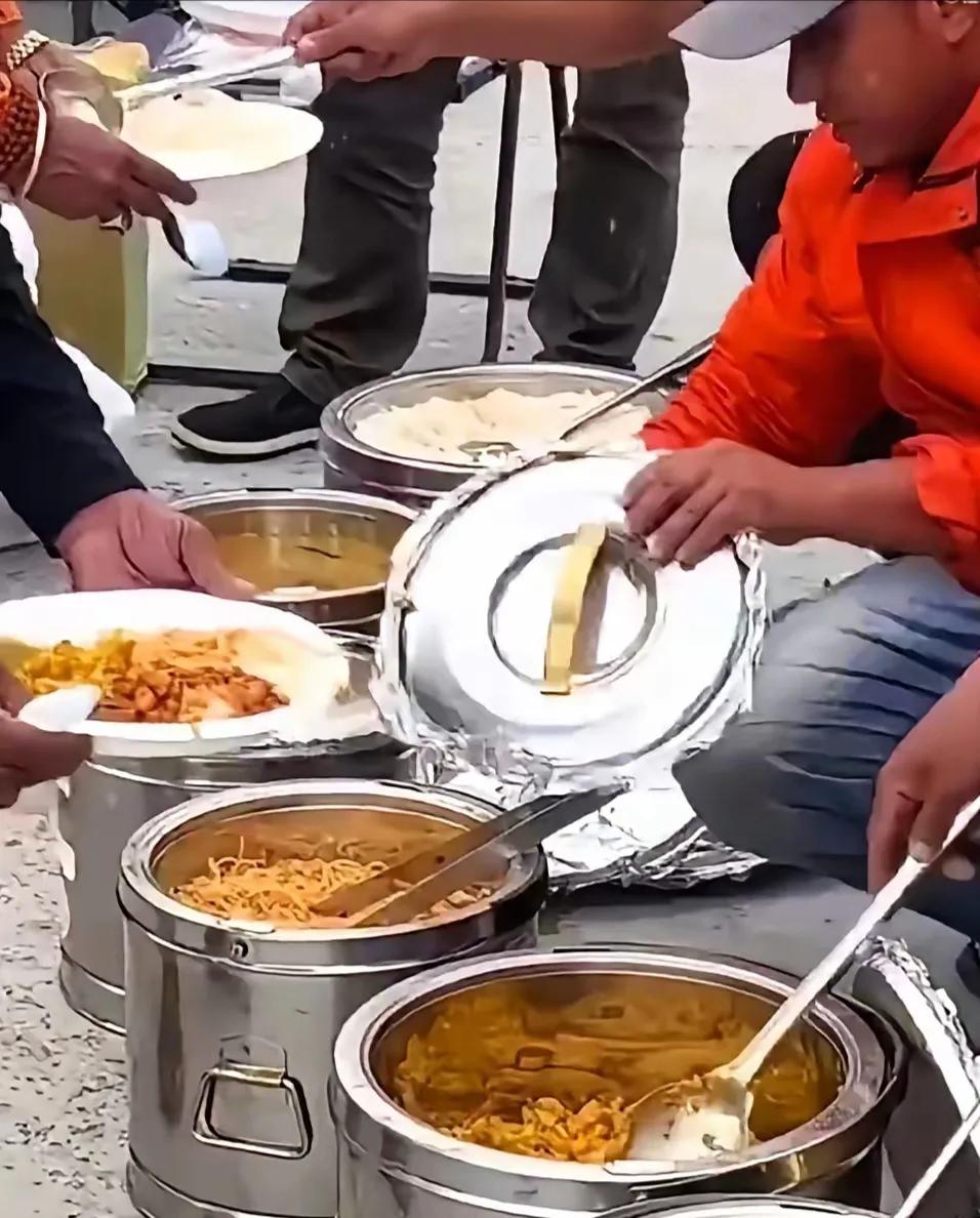 印度人在西藏的旅游景区销售食物，有关部门应该出手了。

据博主介绍：中国刚刚向印