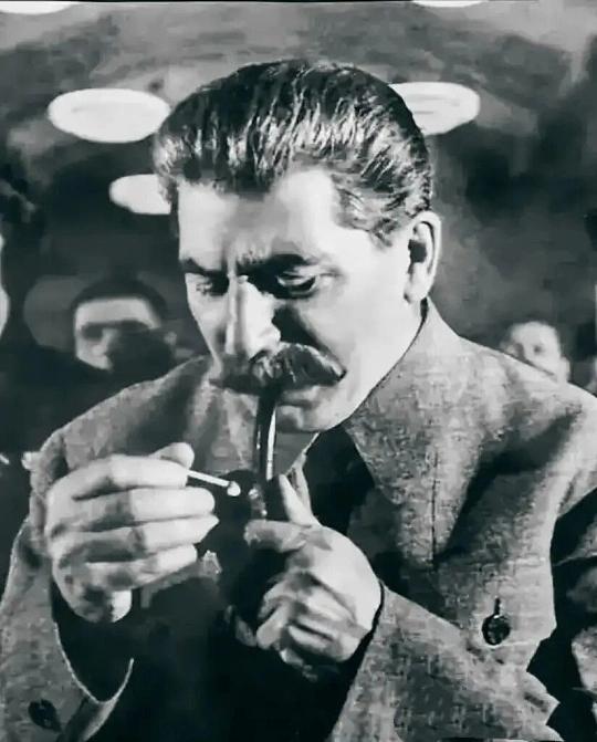 已解密的历史中，其实斯大林死的很惨，他死的时候73岁。
他1878年出生于格鲁吉