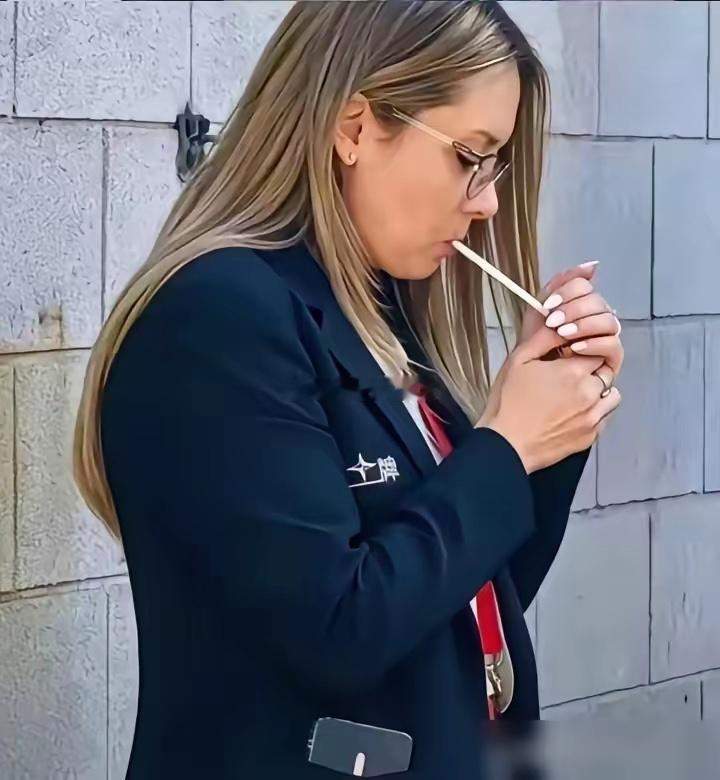 别总盯着赵心童和墨菲的比赛了，快看看他们的裁判波娃。照片一出，多少人心里的白月光