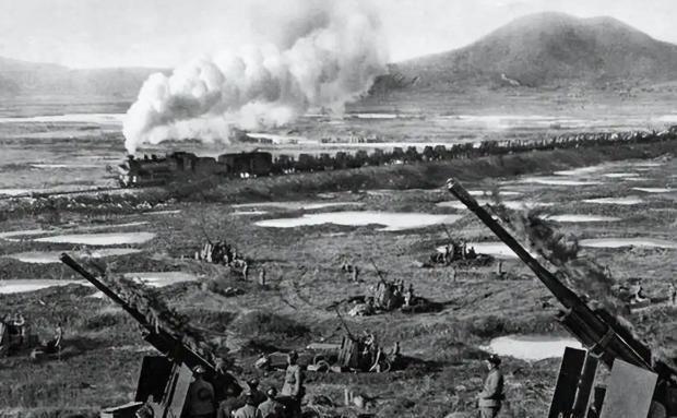 1950年，朝鲜战争中，27军的一支侦察部队在进行穿插战时，来到一间破房子里，战