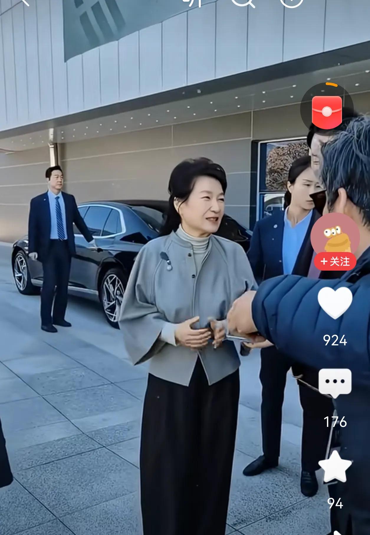 图片中的这个女人，很多人一眼就能认出她来，这是我第一次看到她年轻时候的模样，很美