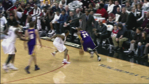 科比招牌急停后撤，晃出空间跳投命中！