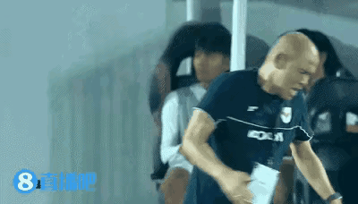 印尼教练怒踢空气，摆着双臂嘴里还骂骂咧咧，这一幕似曾相识，这不是中国教练的惯常操