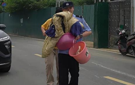 泪目！湖北武汉，一名初三女生因要中考离校回家，但因为家里条件问题，女生不仅没有家