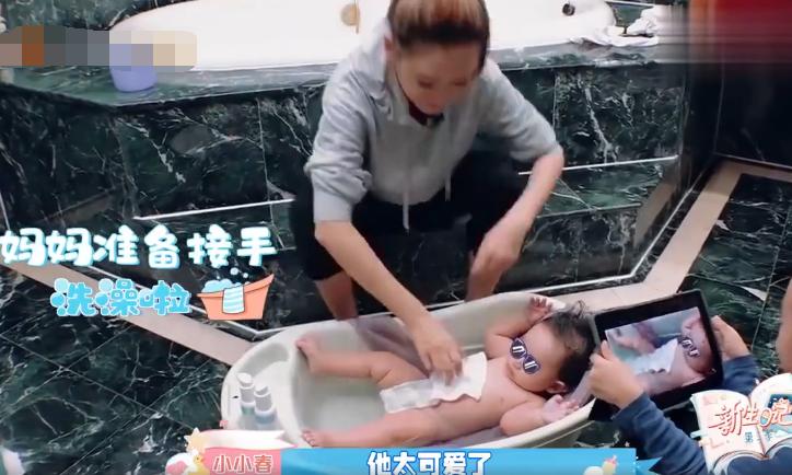 应采儿第一次给二宝洗澡居然下意识做了这么一个动作，真的太好笑了。
二宝被放入洗澡