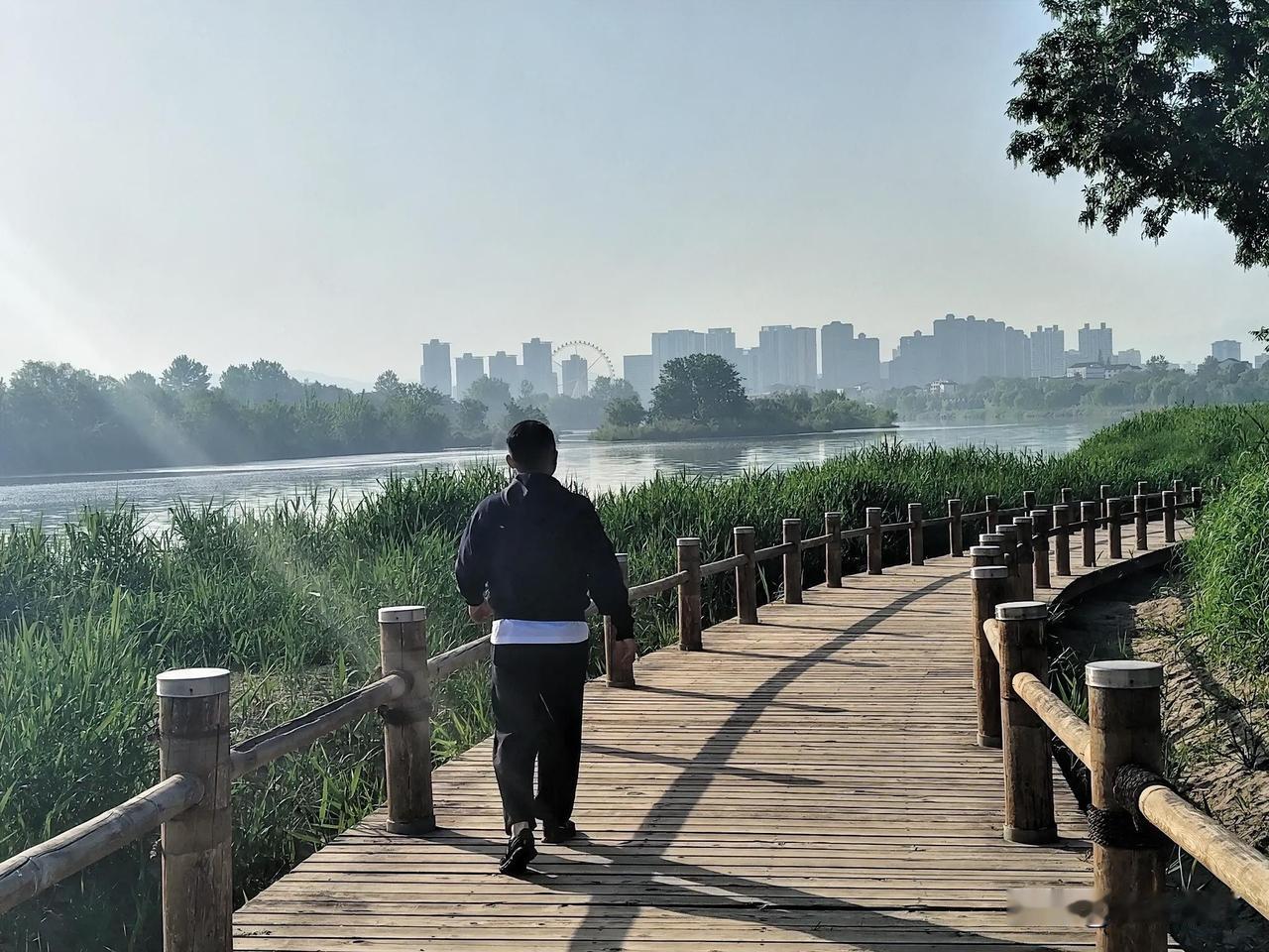 桌案清茶半壶。