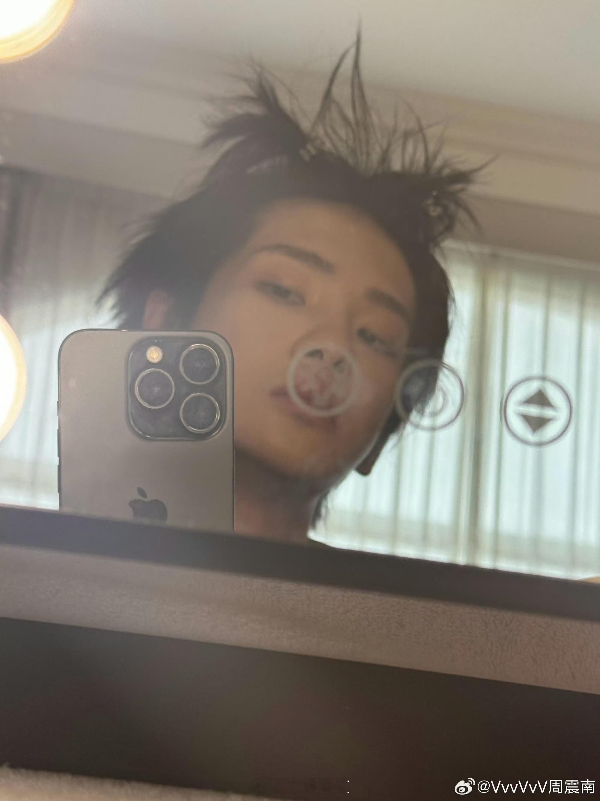 周震南演唱会出场发型周震南发型有点炸周震南这头炸毛真的自带高光！周震南发型有点炸