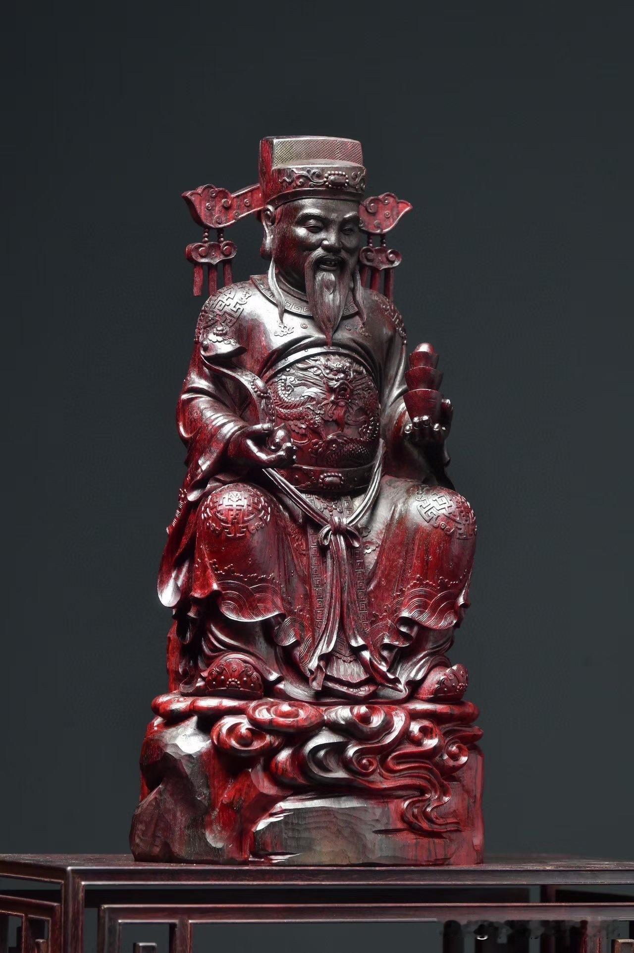 有些财神像，一眼很热闹；
但有些，是越看越稳。

这尊小叶紫檀财神仙官，属于后者