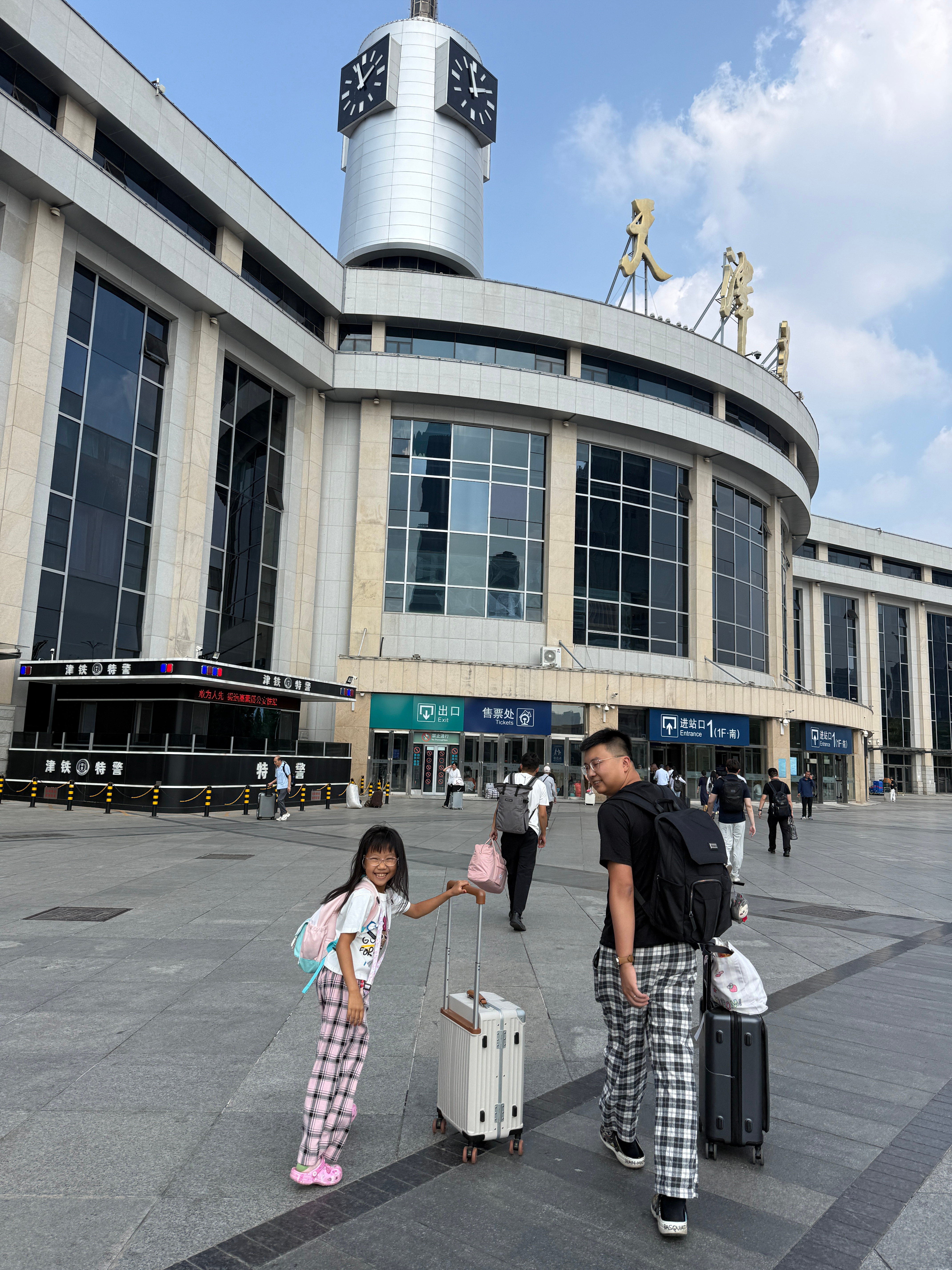 👧小孩完全不知道（我俩密谋了很久），中午学校🏫吃完饭给她刚从学校接出来，到家