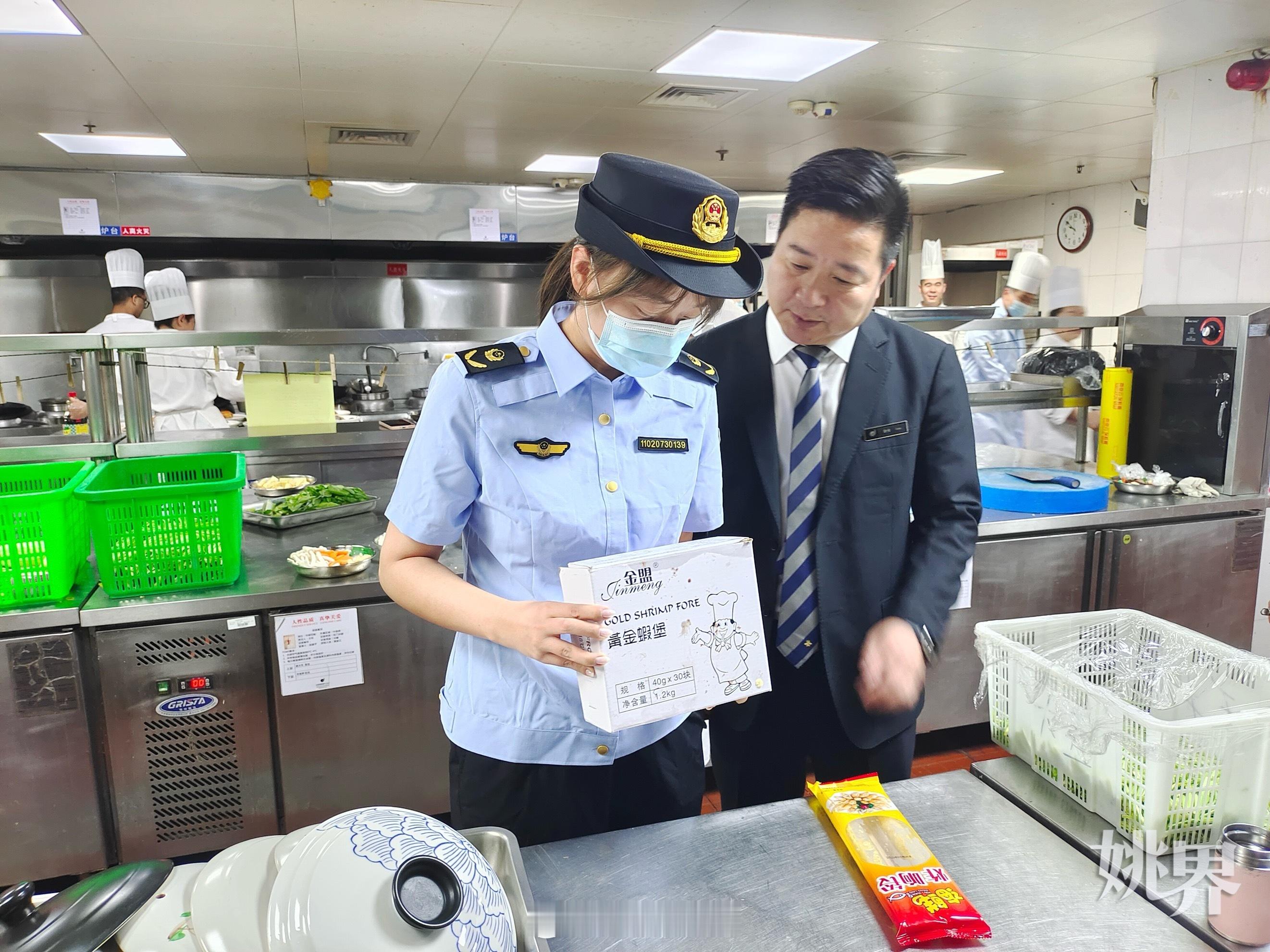 【许思远：假日坚守，护航老区放心消费 】“五一”假期首日，当人们沉浸在假期的惬意