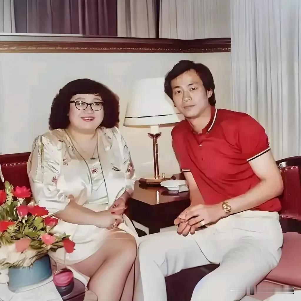 这是郑少秋和沈殿霞夫妻年轻时候的一张合影，照片看起来很温馨，女人虽然很胖，但胖的