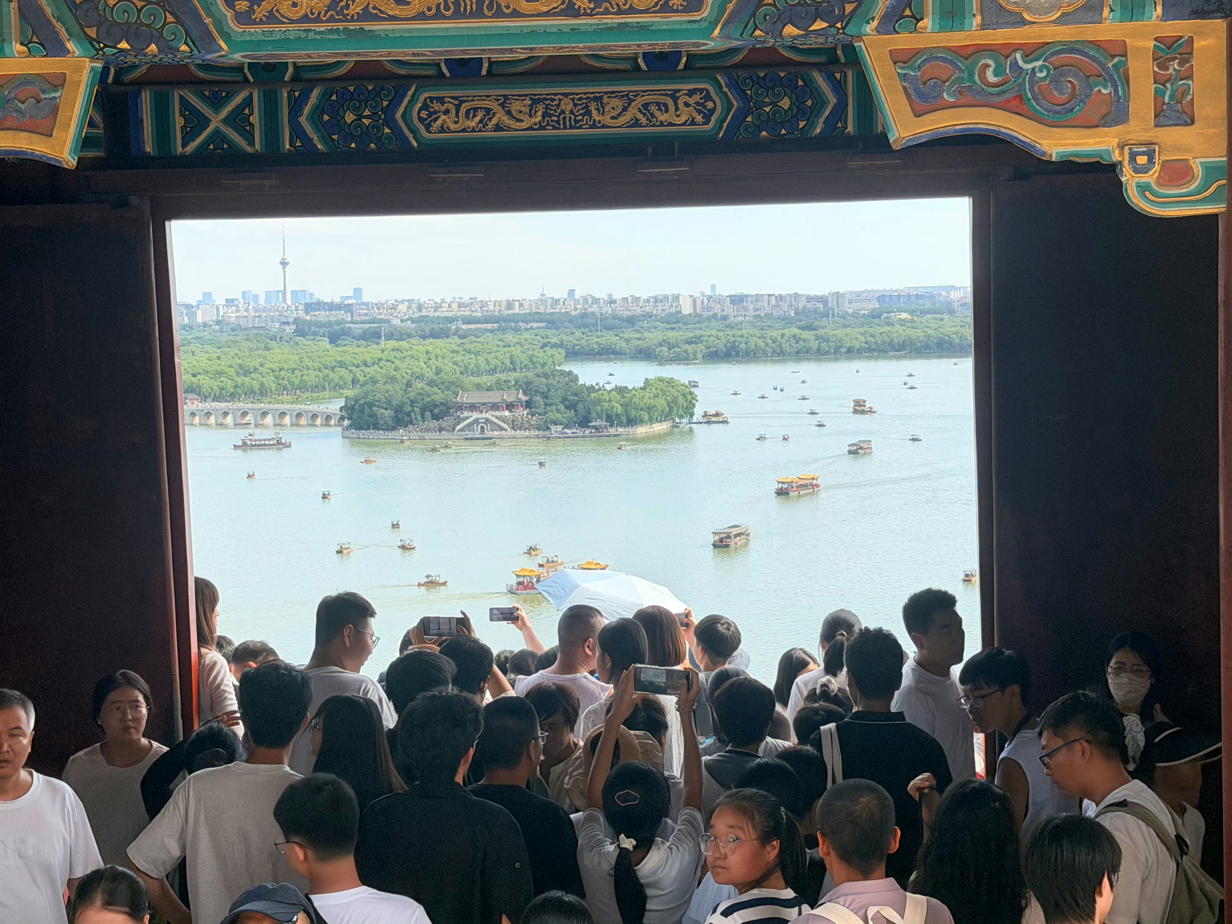 杨紫杨紫晒九宫格live游客照杨紫旅游也是看到了很多人 杨紫晒九宫格live游客